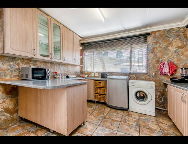 5 BEDROOM FREEHOLD FOR SALE IN MORET